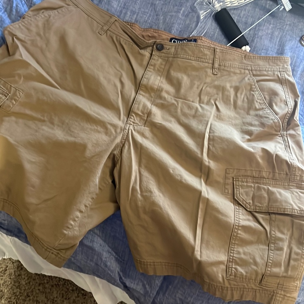 men’s khaki cargo khaki shorts . no rips or stains . in good condition